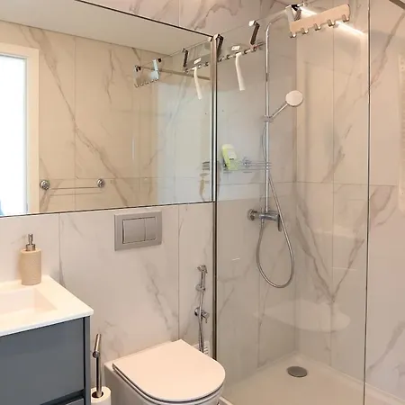 Pearl - In A Luxury Apartman